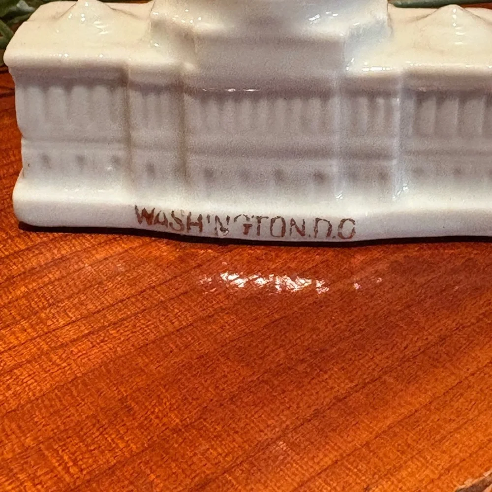 vintage salt & pepper shaker set Washington Monument and U.S. Capital porcelain